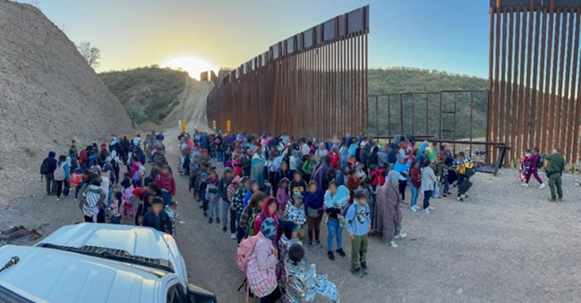 exclusive single group of 1200 migrants surge across arizona border