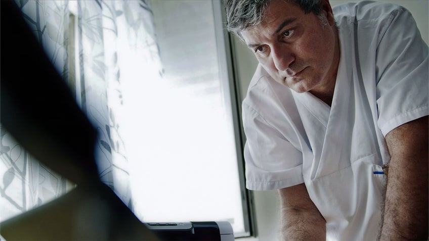 experimental doctor paolo macchiarini seduced journalist to mask deadly surgeries new docuseries reveals