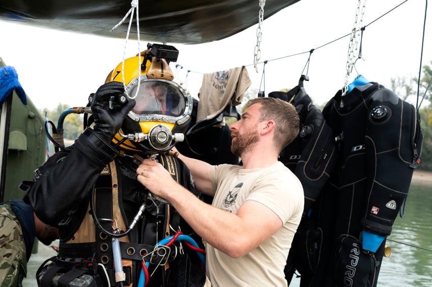 explosives disposal international military divers train together in flooded hungarian mine