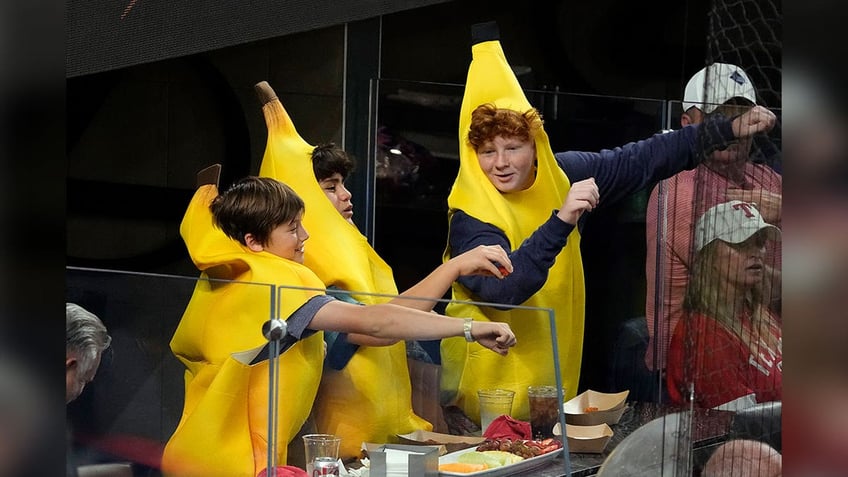 eye catching bananas get attention of world series game 2 fans