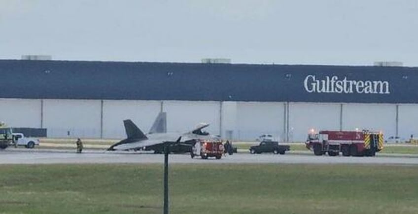 f 22 stealth fighter suffers mishap at savannah airport 