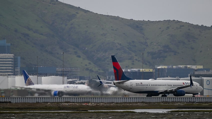 Delta and United Airlines planes