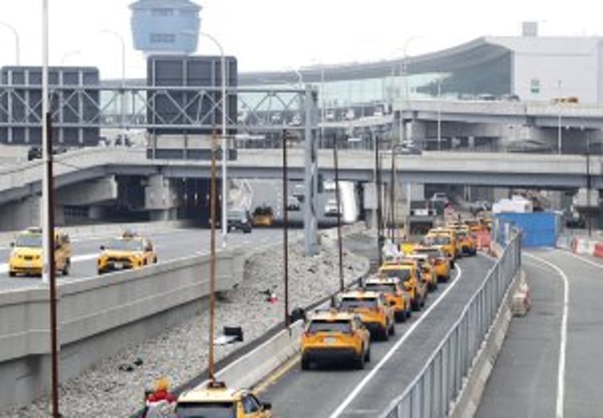 FAA, NTSB investigate close call at New York's LaGuardia Airport