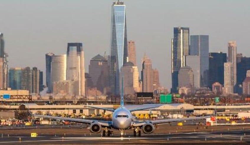 faa turning over newarks air traffic control duties to philadelphia to address staffing issues