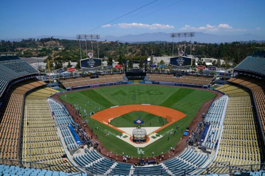 fact focus is dodger stadium flooded no it was just an illusion