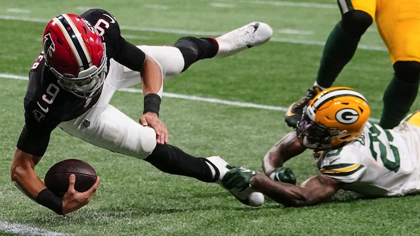 falcons edge packers behind desmond ridder to start season 2 0