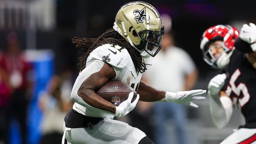 Alvin Kamara runs