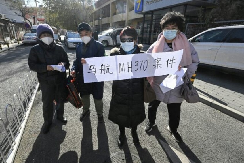 families of malaysia airlines plane crash victims call for new search