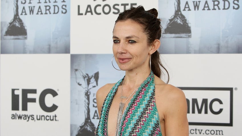 Justine Bateman smiling on a red carpet