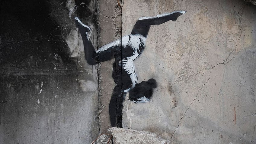 fans of elusive artist believe banksy has completed weeklong series of artwork with gorilla silhouette