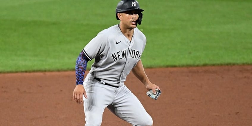 fans rip yankees giancarlo stanton after nonchalant jog leads to easy out at home plate