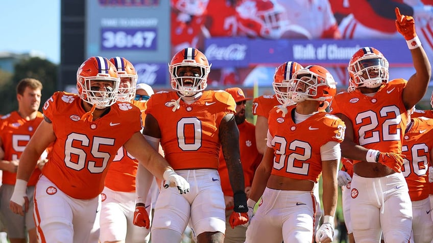 fans storm the field after clemson pulls off upset of notre dame in thriller