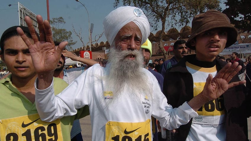 Fauja Singh waves