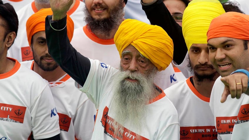 Fauja Singh waves