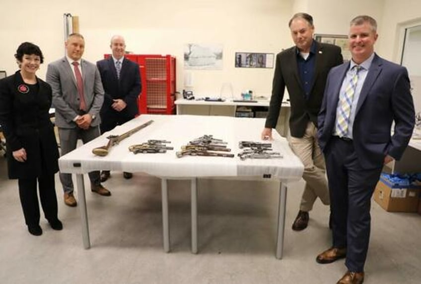 fbi repatriates revolutionary war era firearms at philadelphias museum of the american revolution