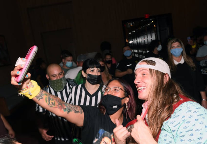 fcking fly former wwe star matt riddle has loud outburst during flight delay