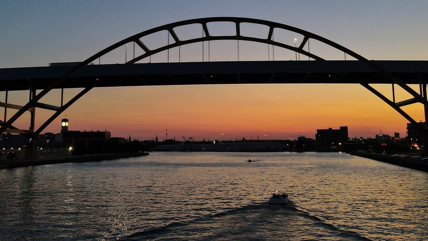 feds local officials pledge 450m to dredge out milwaukee waterways