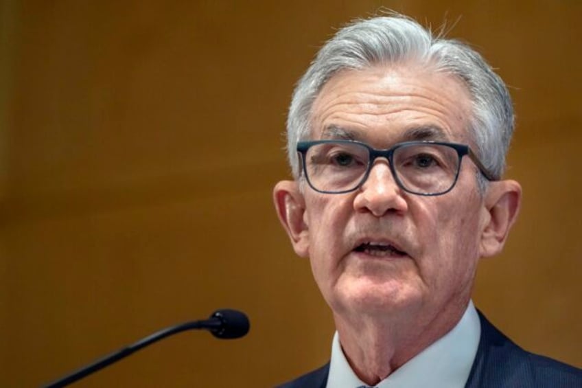 feds powell notes inflation is easing but downplays discussion of interest rate cuts