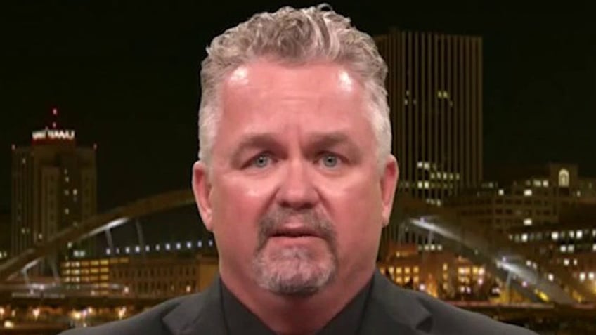 Former ICE official Thomas Feeley appears on Tucker Carlson Tonight. Feeley alleged that the ICE headquarters is using "fear and intimidation" to push those running local field offices to release more migrants. 