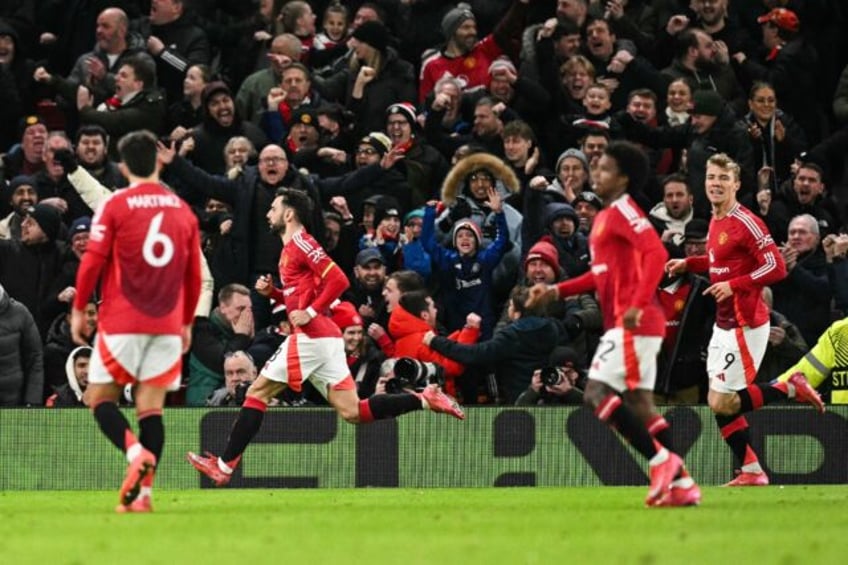 Bruno Fernandes (2nd L) snatched victory for Manchester United