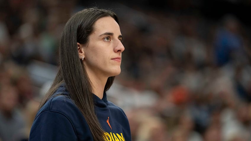 caitlin clark benched