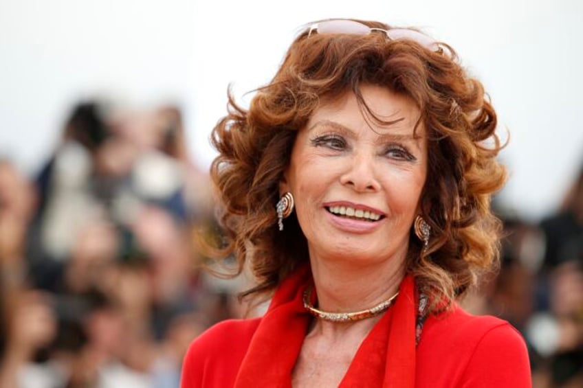 film legend sophia loren has successful surgery after fracturing a leg in a fall at home agent says