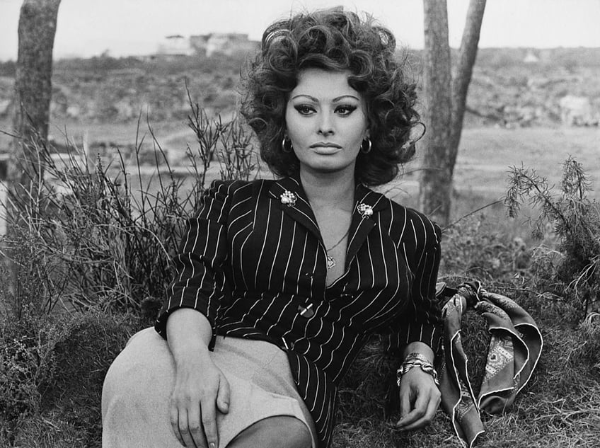 film legend sophia loren has successful surgery after fracturing leg in a fall at home agent says