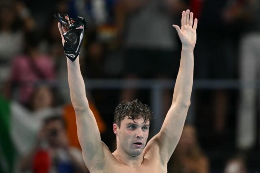 Bobby Finke celebrates after winning the men's 1500m freestyle swimming event at the Paris