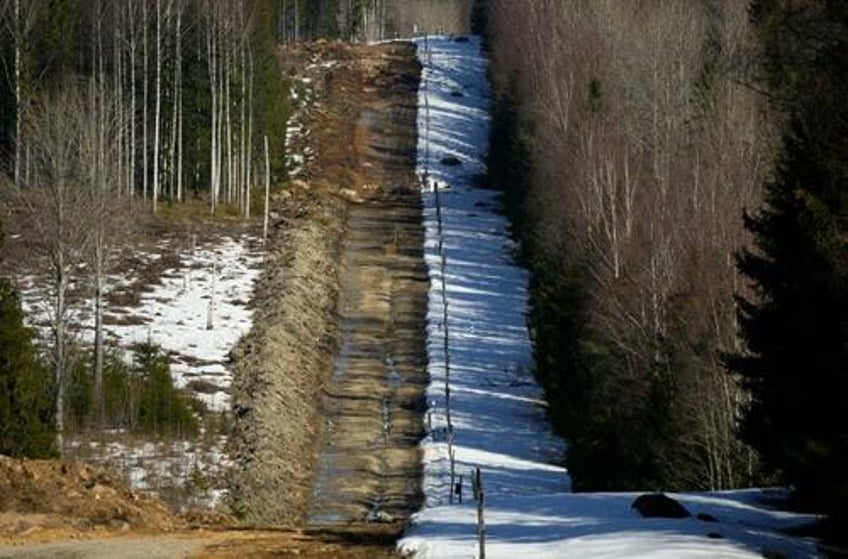 finland builds first section of border wall with russia