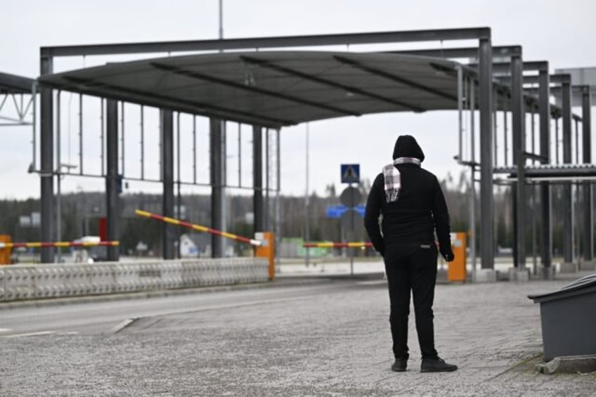 finland to close border crossings with russia over migrant influx