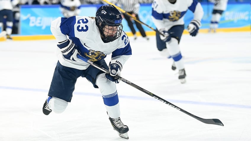 finnish hockey star olympian sanni hakala paralyzed from chest down after in game collision