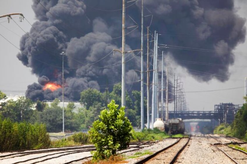 fire at louisiana oil refinery sends tower of black smoke into the air but no injuries reported