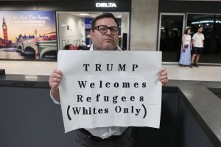 First group of South African refugees arrives in U.S.