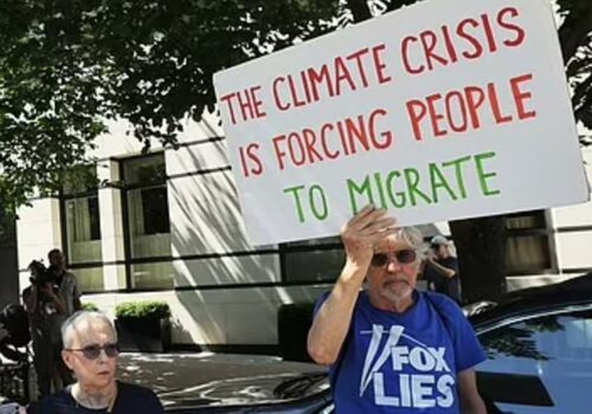 fists fly bodies slammed as antifa crashes anti migrant protest at nyc mayors mansion