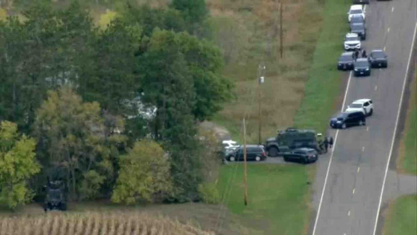 five minnesota officers shot while serving warrant suspect in custody