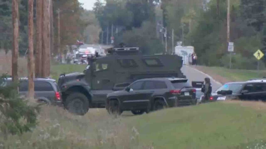 five minnesota officers shot while serving warrant suspect in custody