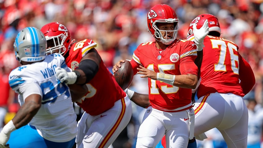 Patrick Mahomes throws ball