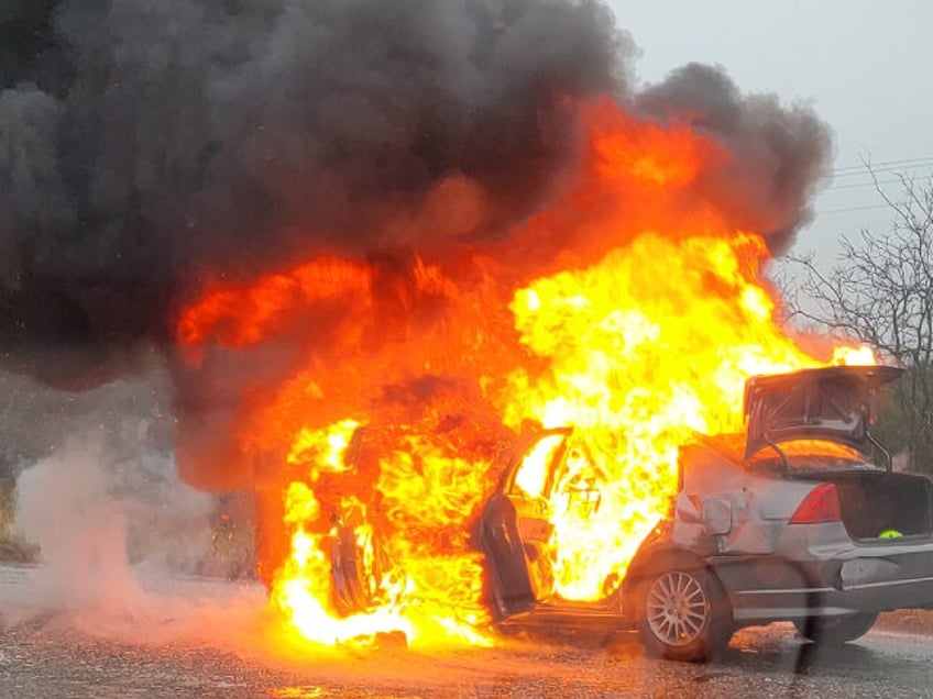 flames consume alleged human smugglers vehicle filled with migrants near border in texas