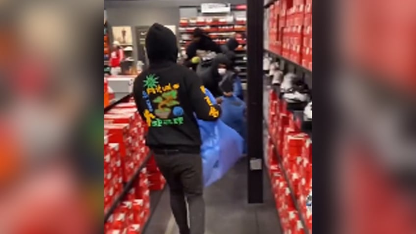 flash mob ransacks nike store in los angeles steals 12k in merch police