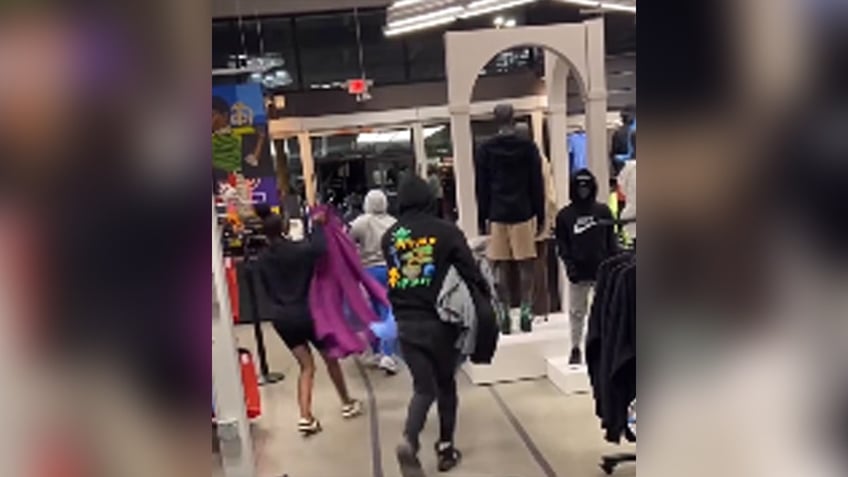 flash mob ransacks nike store in los angeles steals 12k in merch police