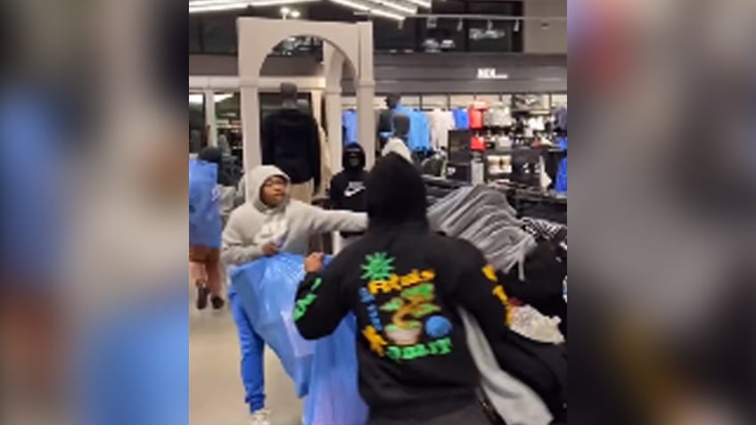 flash mob ransacks nike store in los angeles steals 12k in merch police