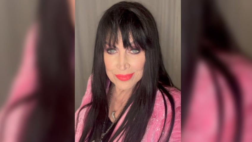 Singer Liza Likins wears pink blazer in selfie