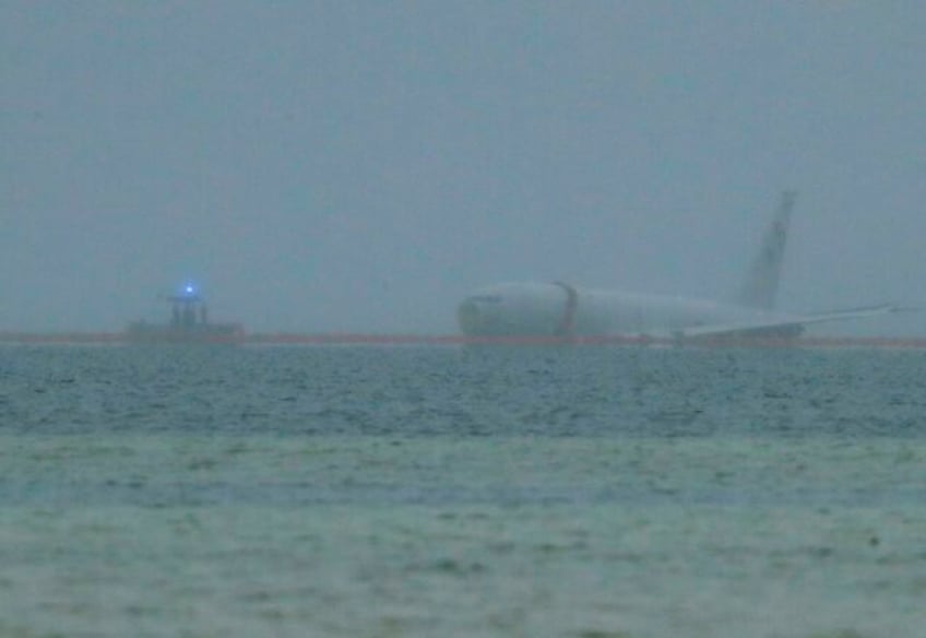 flight data recorder recovered from us navy plane that overshot the runway near honolulu