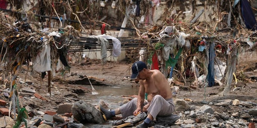 flooding in china worsens prompting thousands to evacuate