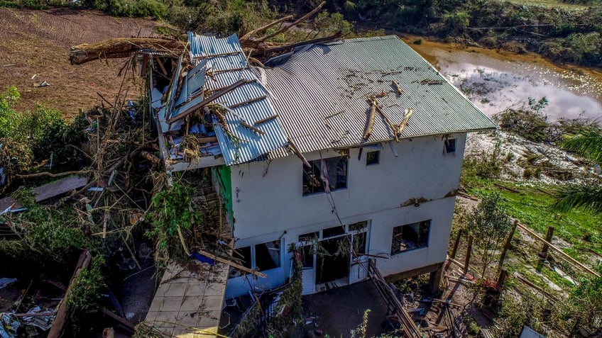 flooding in southern brazil leaves at least 31 dead and 1600 displaced