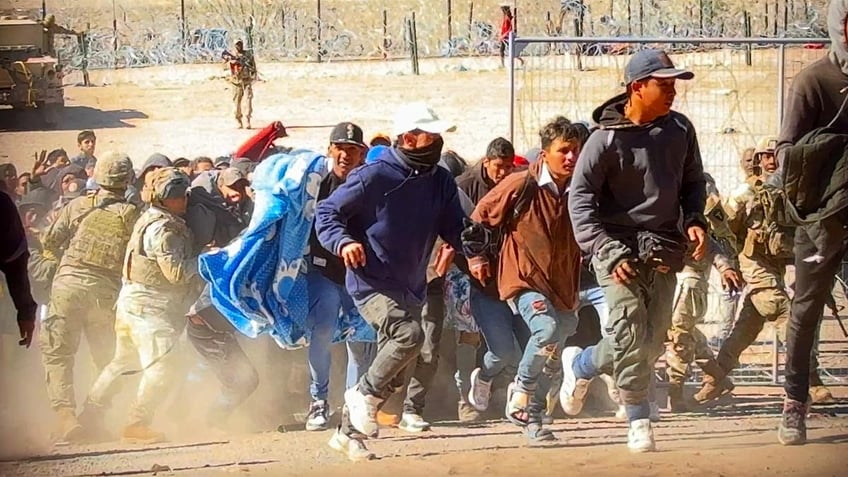 Migrants massing at border gate in El Paso, Texas