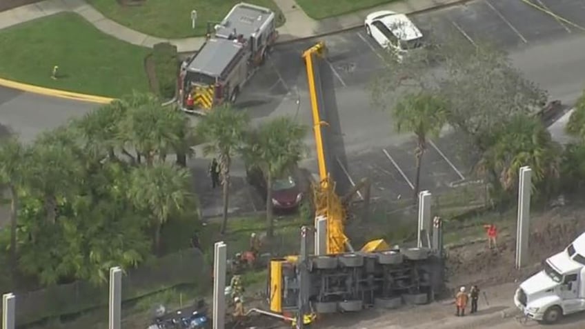 florida crane collapse leaves 1 construction worker dead another injured