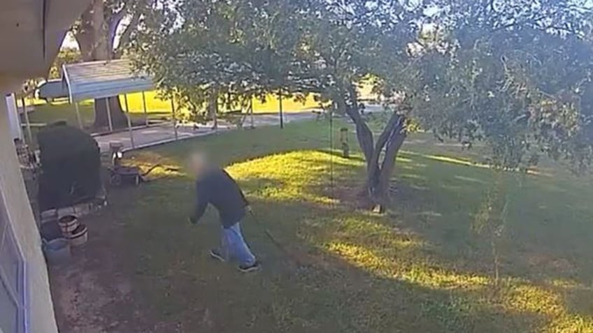 florida girls hide from shotgun wielding man who enters home video