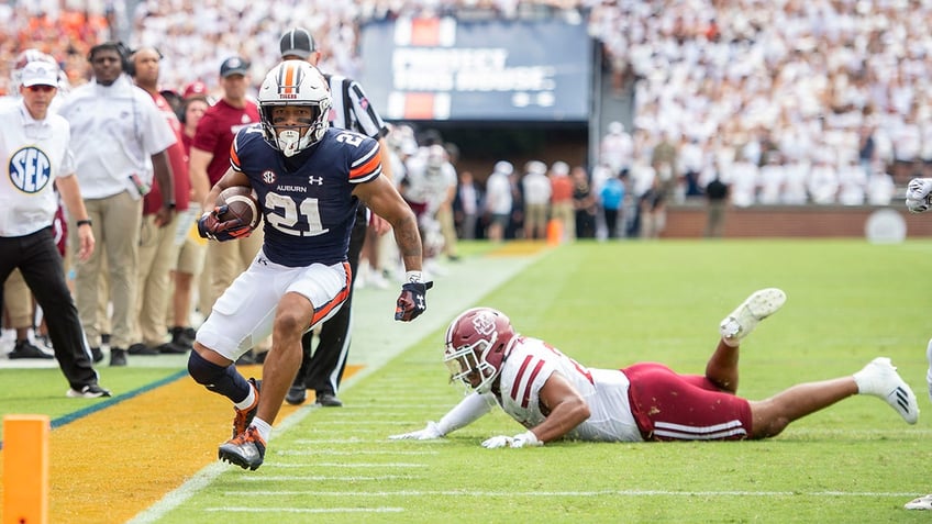 Brian Battie runs to the end zone