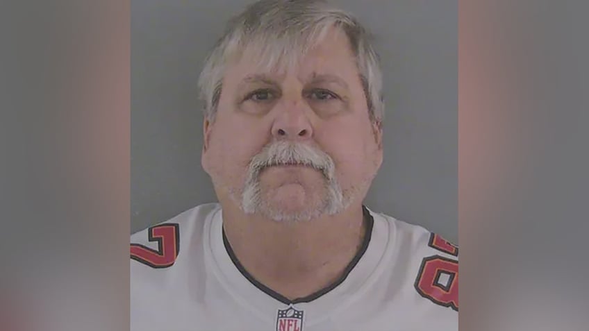 florida man impersonated police while wearing buccaneers jersey and flashing red blue lights authorities